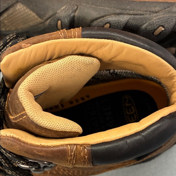 KEEN Woman’s Leather Hiking Boots - Picture 4 of 7